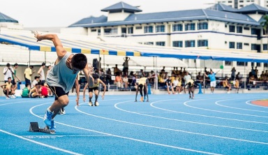 Runners starting a race